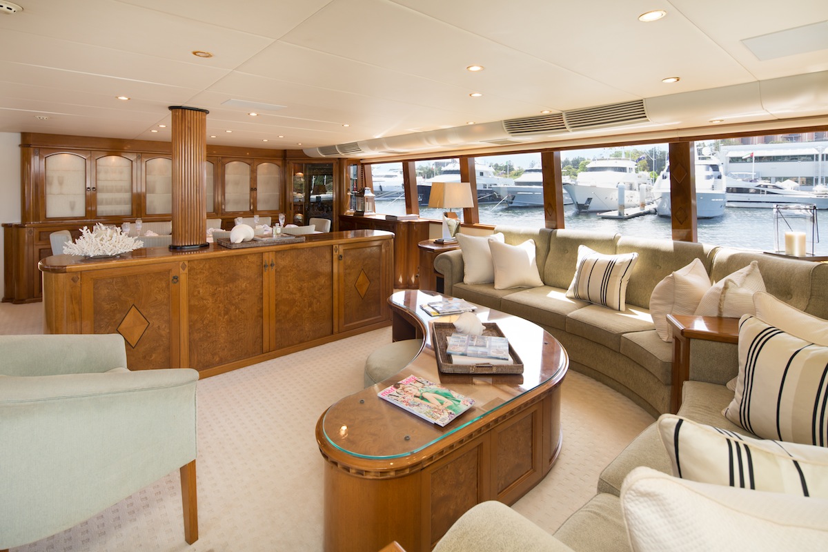 luxury-boat-hire-on-oscar-ii-12